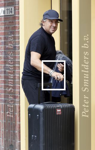 Alkmaar 15 augustus 2020
Marco Borsato arriveert bij zijn nieuwe appartement met kleding die hij bij zijn moeder heeft opgehaald. Hij heeft de afgelopen nacht voor het eerst in zijn nieuwe huis/appartement geslapen