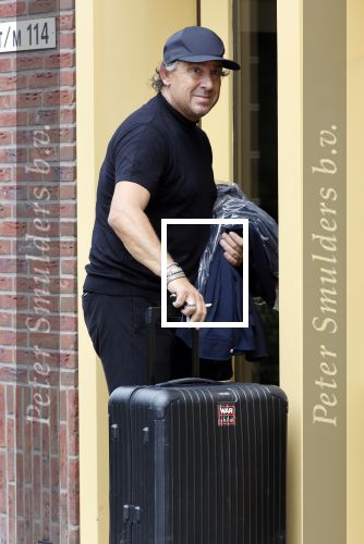 Alkmaar 15 augustus 2020
Marco Borsato arriveert bij zijn nieuwe appartement met kleding die hij bij zijn moeder heeft opgehaald. Hij heeft de afgelopen nacht voor het eerst in zijn nieuwe huis/appartement geslapen