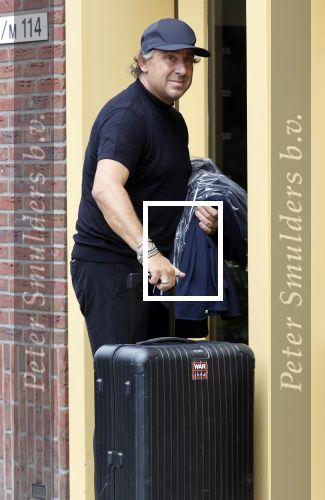 Alkmaar 15 augustus 2020
Marco Borsato arriveert bij zijn nieuwe appartement met kleding die hij bij zijn moeder heeft opgehaald. Hij heeft de afgelopen nacht voor het eerst in zijn nieuwe huis/appartement geslapen