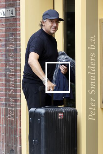 Alkmaar 15 augustus 2020
Marco Borsato arriveert bij zijn nieuwe appartement met kleding die hij bij zijn moeder heeft opgehaald. Hij heeft de afgelopen nacht voor het eerst in zijn nieuwe huis/appartement geslapen
