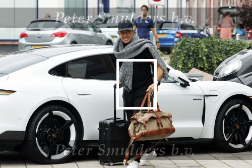 Alkmaar 15 augustus 2020
Marco Borsato arriveert bij zijn nieuwe appartement met kleding die hij bij zijn moeder heeft opgehaald. Hij heeft de afgelopen nacht voor het eerst in zijn nieuwe huis/appartement geslapen