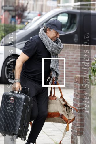 Alkmaar 15 augustus 2020
Marco Borsato arriveert bij zijn nieuwe appartement met kleding die hij bij zijn moeder heeft opgehaald. Hij heeft de afgelopen nacht voor het eerst in zijn nieuwe huis/appartement geslapen