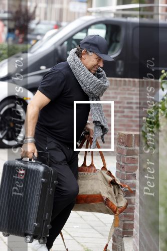 Alkmaar 15 augustus 2020
Marco Borsato arriveert bij zijn nieuwe appartement met kleding die hij bij zijn moeder heeft opgehaald. Hij heeft de afgelopen nacht voor het eerst in zijn nieuwe huis/appartement geslapen