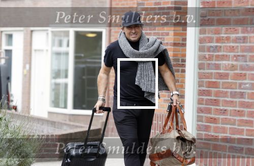 Alkmaar 15 augustus 2020
Marco Borsato arriveert bij zijn nieuwe appartement met kleding die hij bij zijn moeder heeft opgehaald. Hij heeft de afgelopen nacht voor het eerst in zijn nieuwe huis/appartement geslapen