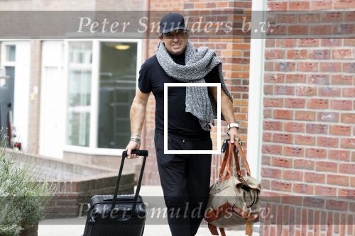 Alkmaar 15 augustus 2020
Marco Borsato arriveert bij zijn nieuwe appartement met kleding die hij bij zijn moeder heeft opgehaald. Hij heeft de afgelopen nacht voor het eerst in zijn nieuwe huis/appartement geslapen