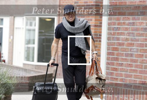 Alkmaar 15 augustus 2020
Marco Borsato arriveert bij zijn nieuwe appartement met kleding die hij bij zijn moeder heeft opgehaald. Hij heeft de afgelopen nacht voor het eerst in zijn nieuwe huis/appartement geslapen