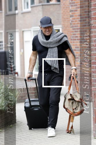 Alkmaar 15 augustus 2020
Marco Borsato arriveert bij zijn nieuwe appartement met kleding die hij bij zijn moeder heeft opgehaald. Hij heeft de afgelopen nacht voor het eerst in zijn nieuwe huis/appartement geslapen