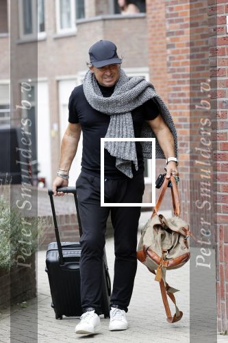 Alkmaar 15 augustus 2020
Marco Borsato arriveert bij zijn nieuwe appartement met kleding die hij bij zijn moeder heeft opgehaald. Hij heeft de afgelopen nacht voor het eerst in zijn nieuwe huis/appartement geslapen