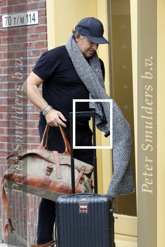 Alkmaar 15 augustus 2020
Marco Borsato arriveert bij zijn nieuwe appartement met kleding die hij bij zijn moeder heeft opgehaald. Hij heeft de afgelopen nacht voor het eerst in zijn nieuwe huis/appartement geslapen
