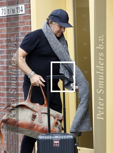 Alkmaar 15 augustus 2020
Marco Borsato arriveert bij zijn nieuwe appartement met kleding die hij bij zijn moeder heeft opgehaald. Hij heeft de afgelopen nacht voor het eerst in zijn nieuwe huis/appartement geslapen
