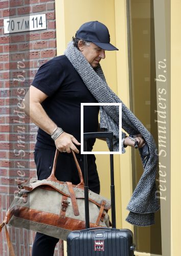 Alkmaar 15 augustus 2020
Marco Borsato arriveert bij zijn nieuwe appartement met kleding die hij bij zijn moeder heeft opgehaald. Hij heeft de afgelopen nacht voor het eerst in zijn nieuwe huis/appartement geslapen