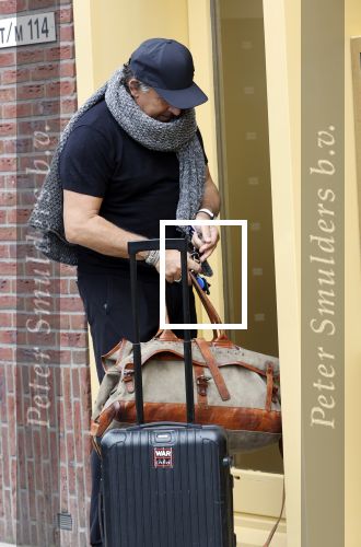 Alkmaar 15 augustus 2020
Marco Borsato arriveert bij zijn nieuwe appartement met kleding die hij bij zijn moeder heeft opgehaald. Hij heeft de afgelopen nacht voor het eerst in zijn nieuwe huis/appartement geslapen