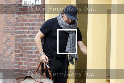 Alkmaar 15 augustus 2020
Marco Borsato arriveert bij zijn nieuwe appartement met kleding die hij bij zijn moeder heeft opgehaald. Hij heeft de afgelopen nacht voor het eerst in zijn nieuwe huis/appartement geslapen