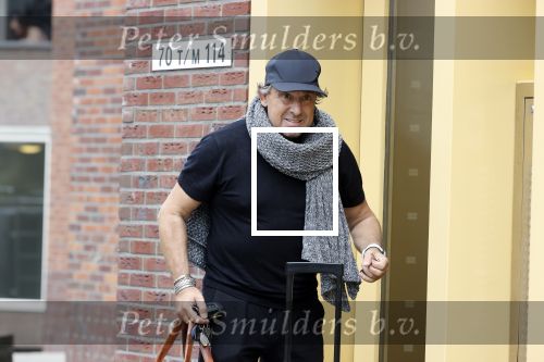 Alkmaar 15 augustus 2020
Marco Borsato arriveert bij zijn nieuwe appartement met kleding die hij bij zijn moeder heeft opgehaald. Hij heeft de afgelopen nacht voor het eerst in zijn nieuwe huis/appartement geslapen