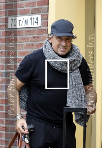 Alkmaar 15 augustus 2020
Marco Borsato arriveert bij zijn nieuwe appartement met kleding die hij bij zijn moeder heeft opgehaald. Hij heeft de afgelopen nacht voor het eerst in zijn nieuwe huis/appartement geslapen