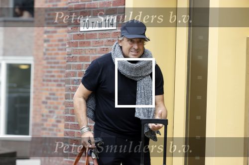 Alkmaar 15 augustus 2020
Marco Borsato arriveert bij zijn nieuwe appartement met kleding die hij bij zijn moeder heeft opgehaald. Hij heeft de afgelopen nacht voor het eerst in zijn nieuwe huis/appartement geslapen