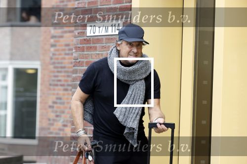 Alkmaar 15 augustus 2020
Marco Borsato arriveert bij zijn nieuwe appartement met kleding die hij bij zijn moeder heeft opgehaald. Hij heeft de afgelopen nacht voor het eerst in zijn nieuwe huis/appartement geslapen