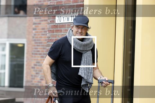 Alkmaar 15 augustus 2020
Marco Borsato arriveert bij zijn nieuwe appartement met kleding die hij bij zijn moeder heeft opgehaald. Hij heeft de afgelopen nacht voor het eerst in zijn nieuwe huis/appartement geslapen