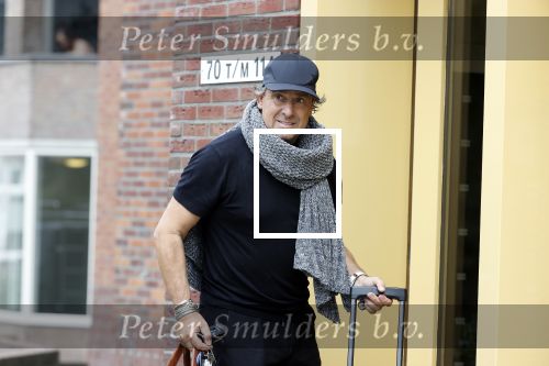 Alkmaar 15 augustus 2020
Marco Borsato arriveert bij zijn nieuwe appartement met kleding die hij bij zijn moeder heeft opgehaald. Hij heeft de afgelopen nacht voor het eerst in zijn nieuwe huis/appartement geslapen