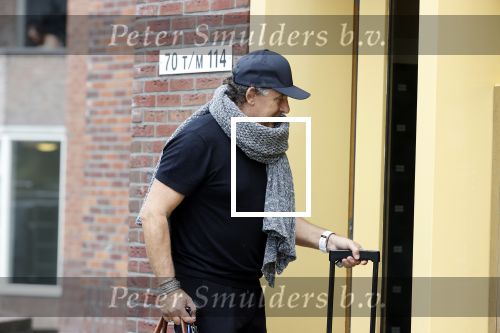 Alkmaar 15 augustus 2020
Marco Borsato arriveert bij zijn nieuwe appartement met kleding die hij bij zijn moeder heeft opgehaald. Hij heeft de afgelopen nacht voor het eerst in zijn nieuwe huis/appartement geslapen