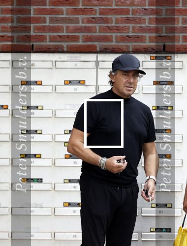 Alkmaar 15 augustus 2020
Marco Borsato arriveert bij zijn nieuwe appartement met kleding die hij bij zijn moeder heeft opgehaald. Hij heeft de afgelopen nacht voor het eerst in zijn nieuwe huis/appartement geslapen