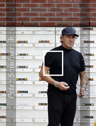 Alkmaar 15 augustus 2020
Marco Borsato arriveert bij zijn nieuwe appartement met kleding die hij bij zijn moeder heeft opgehaald. Hij heeft de afgelopen nacht voor het eerst in zijn nieuwe huis/appartement geslapen