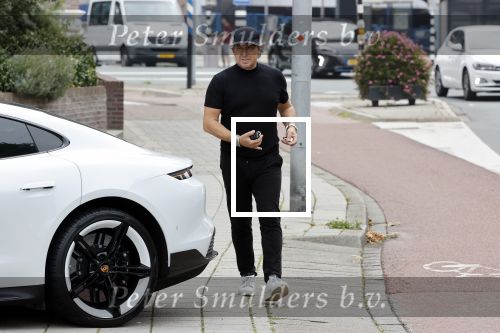 Alkmaar 15 augustus 2020
Marco Borsato arriveert bij zijn nieuwe appartement met kleding die hij bij zijn moeder heeft opgehaald. Hij heeft de afgelopen nacht voor het eerst in zijn nieuwe huis/appartement geslapen