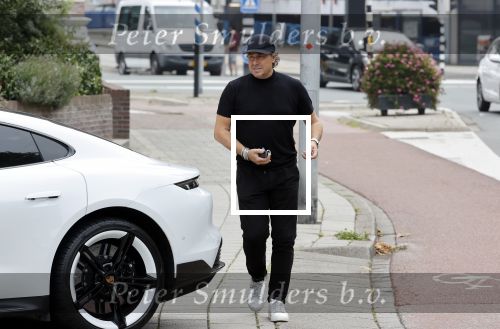 Alkmaar 15 augustus 2020
Marco Borsato arriveert bij zijn nieuwe appartement met kleding die hij bij zijn moeder heeft opgehaald. Hij heeft de afgelopen nacht voor het eerst in zijn nieuwe huis/appartement geslapen