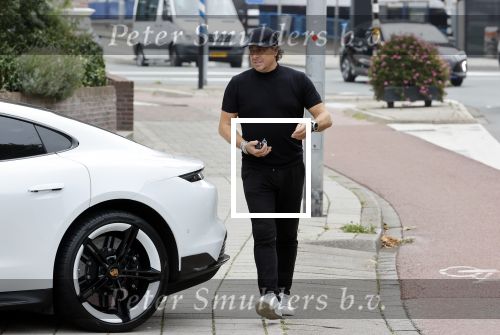 Alkmaar 15 augustus 2020
Marco Borsato arriveert bij zijn nieuwe appartement met kleding die hij bij zijn moeder heeft opgehaald. Hij heeft de afgelopen nacht voor het eerst in zijn nieuwe huis/appartement geslapen