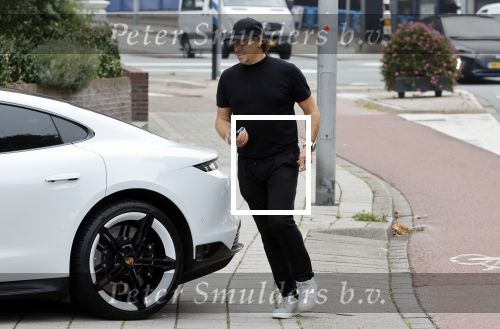 Alkmaar 15 augustus 2020
Marco Borsato arriveert bij zijn nieuwe appartement met kleding die hij bij zijn moeder heeft opgehaald. Hij heeft de afgelopen nacht voor het eerst in zijn nieuwe huis/appartement geslapen