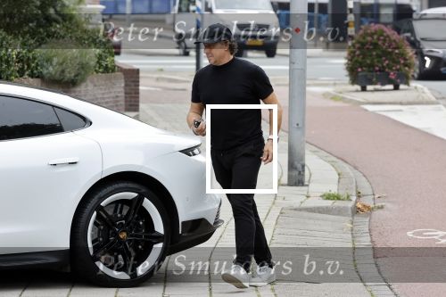 Alkmaar 15 augustus 2020
Marco Borsato arriveert bij zijn nieuwe appartement met kleding die hij bij zijn moeder heeft opgehaald. Hij heeft de afgelopen nacht voor het eerst in zijn nieuwe huis/appartement geslapen
