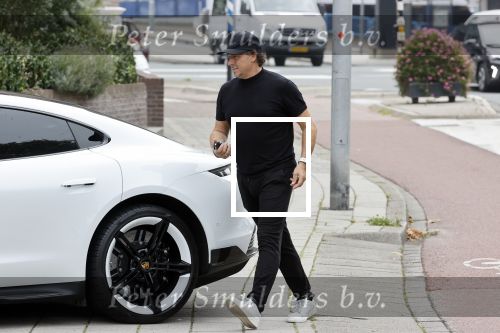 Alkmaar 15 augustus 2020
Marco Borsato arriveert bij zijn nieuwe appartement met kleding die hij bij zijn moeder heeft opgehaald. Hij heeft de afgelopen nacht voor het eerst in zijn nieuwe huis/appartement geslapen