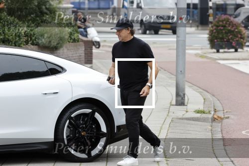 Alkmaar 15 augustus 2020
Marco Borsato arriveert bij zijn nieuwe appartement met kleding die hij bij zijn moeder heeft opgehaald. Hij heeft de afgelopen nacht voor het eerst in zijn nieuwe huis/appartement geslapen