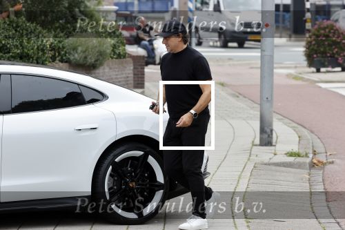 Alkmaar 15 augustus 2020
Marco Borsato arriveert bij zijn nieuwe appartement met kleding die hij bij zijn moeder heeft opgehaald. Hij heeft de afgelopen nacht voor het eerst in zijn nieuwe huis/appartement geslapen