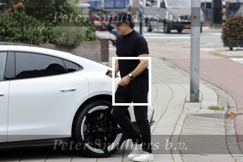 Alkmaar 15 augustus 2020
Marco Borsato arriveert bij zijn nieuwe appartement met kleding die hij bij zijn moeder heeft opgehaald. Hij heeft de afgelopen nacht voor het eerst in zijn nieuwe huis/appartement geslapen