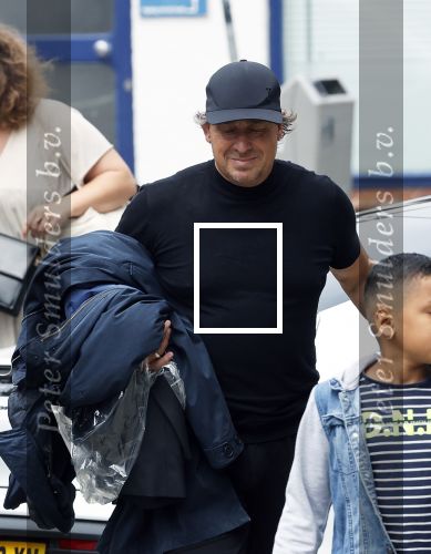 Alkmaar 15 augustus 2020
Marco Borsato arriveert bij zijn nieuwe appartement met kleding die hij bij zijn moeder heeft opgehaald. Hij heeft de afgelopen nacht voor het eerst in zijn nieuwe huis/appartement geslapen