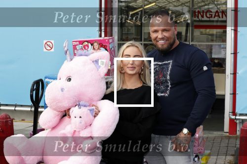 Capelle aan de Ijssel 30 oktober 2018
Michael v d Plas , zijn vriendin Naomi Dijkstra  en Manager Jake Hampel shoppen bij de monster voordeel winkel  voor ieder kind verdient de sint .