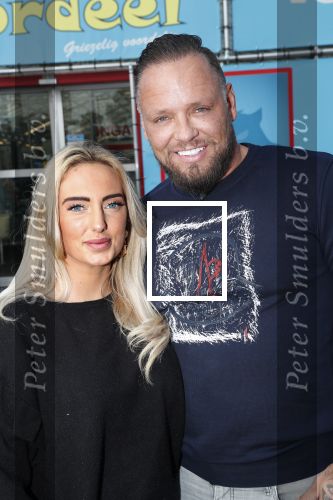 Capelle aan de Ijssel 30 oktober 2018
Michael v d Plas , zijn vriendin Naomi Dijkstra  en Manager Jake Hampel shoppen bij de monster voordeel winkel  voor ieder kind verdient de sint .