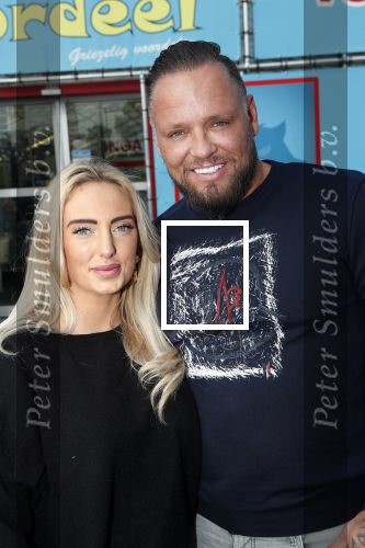 Capelle aan de Ijssel 30 oktober 2018
Michael v d Plas , zijn vriendin Naomi Dijkstra  en Manager Jake Hampel shoppen bij de monster voordeel winkel  voor ieder kind verdient de sint .