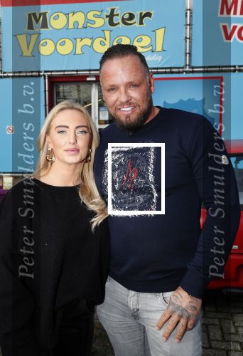 Capelle aan de Ijssel 30 oktober 2018
Michael v d Plas , zijn vriendin Naomi Dijkstra  en Manager Jake Hampel shoppen bij de monster voordeel winkel  voor ieder kind verdient de sint .