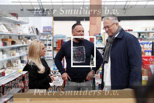 Capelle aan de Ijssel 30 oktober 2018
Michael v d Plas , zijn vriendin Naomi Dijkstra  en Manager Jake Hampel shoppen bij de monster voordeel winkel  voor ieder kind verdient de sint .