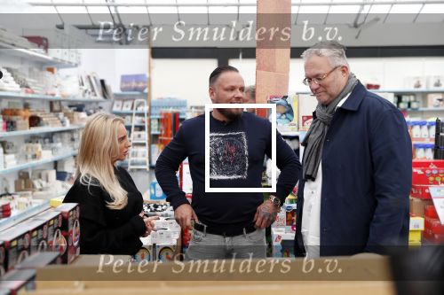 Capelle aan de Ijssel 30 oktober 2018
Michael v d Plas , zijn vriendin Naomi Dijkstra  en Manager Jake Hampel shoppen bij de monster voordeel winkel  voor ieder kind verdient de sint .