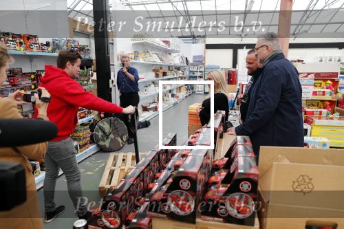 Capelle aan de Ijssel 30 oktober 2018
Michael v d Plas , zijn vriendin Naomi Dijkstra  en Manager Jake Hampel shoppen bij de monster voordeel winkel  voor ieder kind verdient de sint .