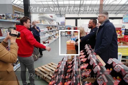 Capelle aan de Ijssel 30 oktober 2018
Michael v d Plas , zijn vriendin Naomi Dijkstra  en Manager Jake Hampel shoppen bij de monster voordeel winkel  voor ieder kind verdient de sint .