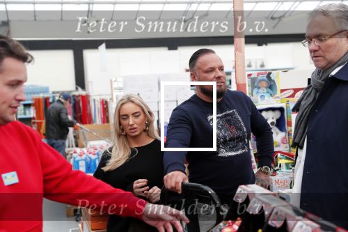 Capelle aan de Ijssel 30 oktober 2018
Michael v d Plas , zijn vriendin Naomi Dijkstra  en Manager Jake Hampel shoppen bij de monster voordeel winkel  voor ieder kind verdient de sint .