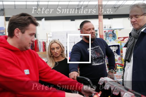 Capelle aan de Ijssel 30 oktober 2018
Michael v d Plas , zijn vriendin Naomi Dijkstra  en Manager Jake Hampel shoppen bij de monster voordeel winkel  voor ieder kind verdient de sint .