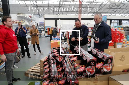 Capelle aan de Ijssel 30 oktober 2018
Michael v d Plas , zijn vriendin Naomi Dijkstra  en Manager Jake Hampel shoppen bij de monster voordeel winkel  voor ieder kind verdient de sint .