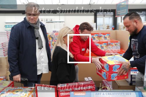 Capelle aan de Ijssel 30 oktober 2018
Michael v d Plas , zijn vriendin Naomi Dijkstra  en Manager Jake Hampel shoppen bij de monster voordeel winkel  voor ieder kind verdient de sint .
