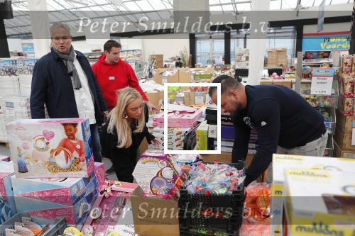 Capelle aan de Ijssel 30 oktober 2018
Michael v d Plas , zijn vriendin Naomi Dijkstra  en Manager Jake Hampel shoppen bij de monster voordeel winkel  voor ieder kind verdient de sint .