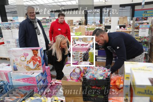 Capelle aan de Ijssel 30 oktober 2018
Michael v d Plas , zijn vriendin Naomi Dijkstra  en Manager Jake Hampel shoppen bij de monster voordeel winkel  voor ieder kind verdient de sint .